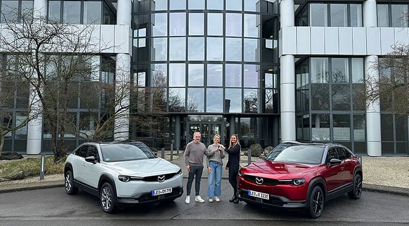 Zwei Mazda Elektrofahrzeuge für das SOS-Kinderdorf in Düsseldorf